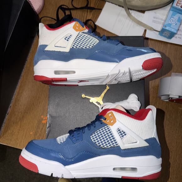 Athletic_Shoes